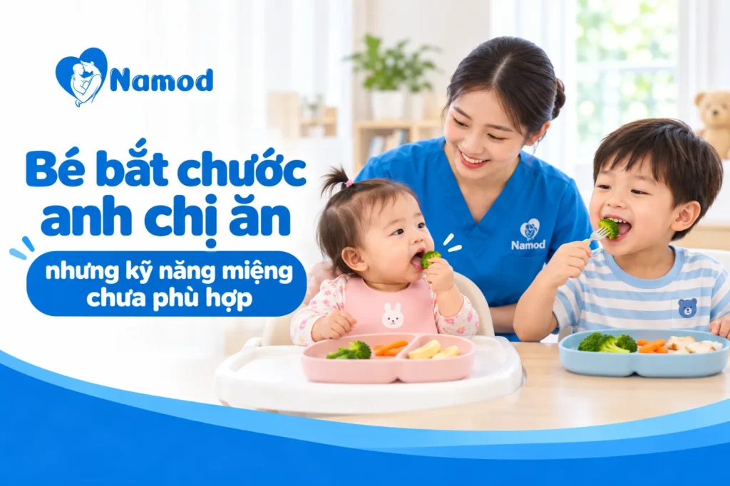 Bé bắt chước anh chị ăn