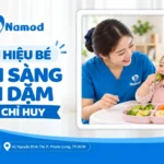 Dấu hiệu bé sẵn sàng ăn dặm tự chỉ huy