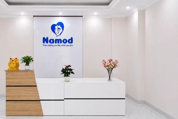 Khu vực lễ tân Công ty TNHH NAMOD SERVICE với logo thương hiệu NAMOD
