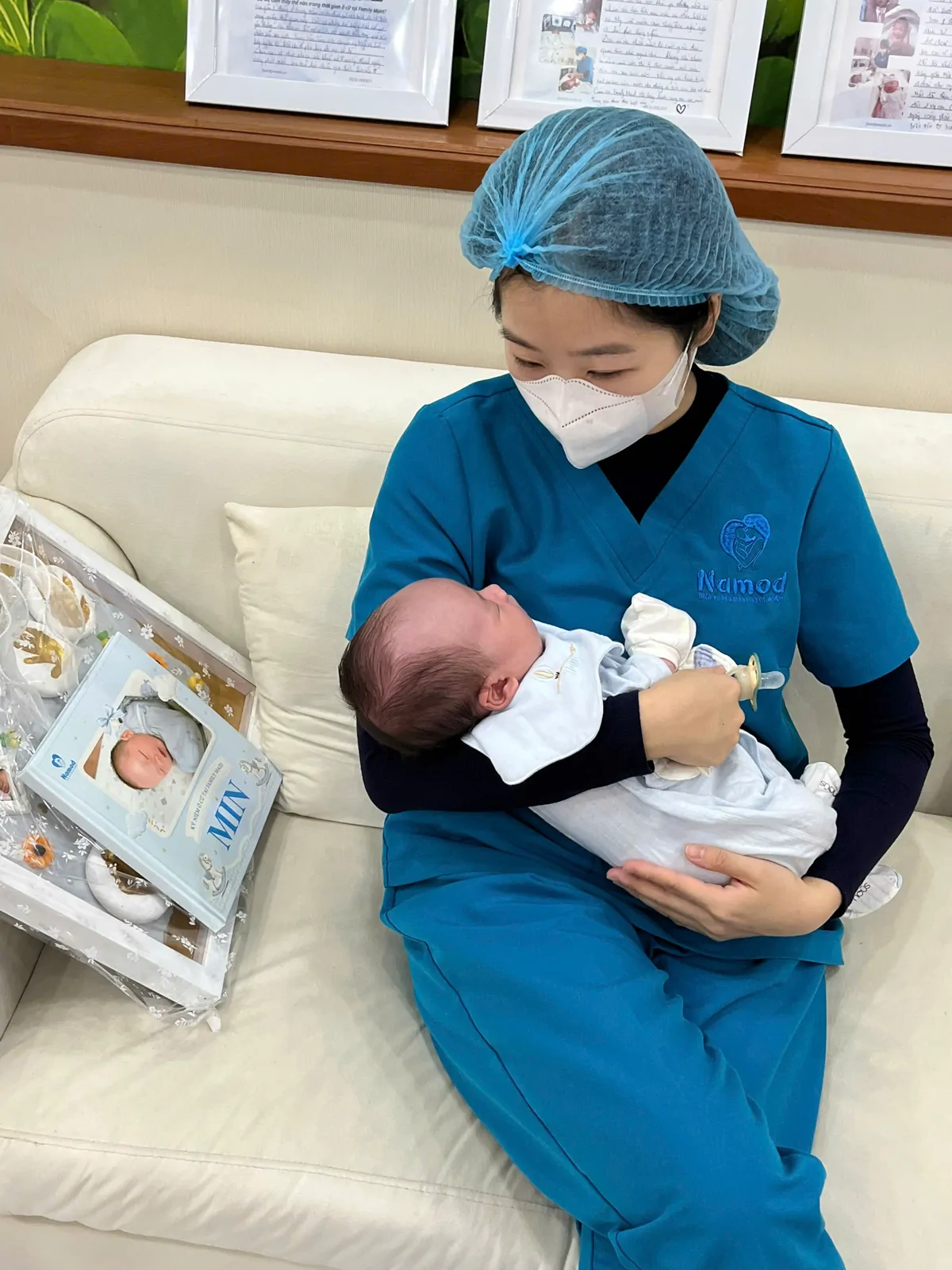 Em bé sơ sinh trong ca chăm sóc sau sinh của NAMOD