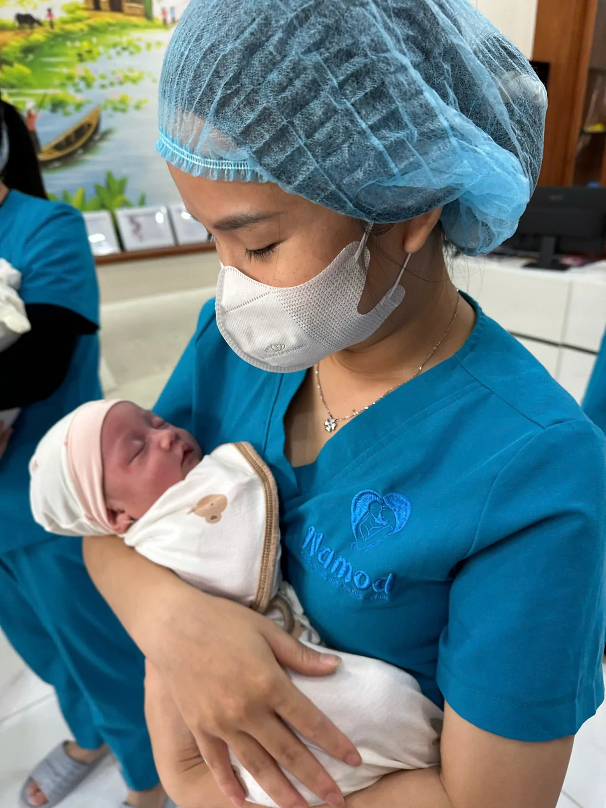 Nhân viên NAMOD đồng hành chăm sóc trẻ tại nhà