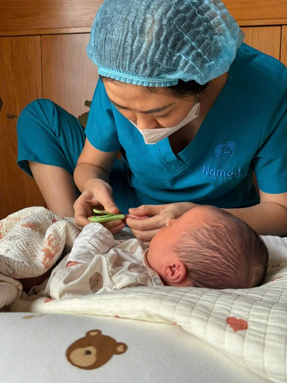 Bảo mẫu NAMOD chăm móng tay cho bé